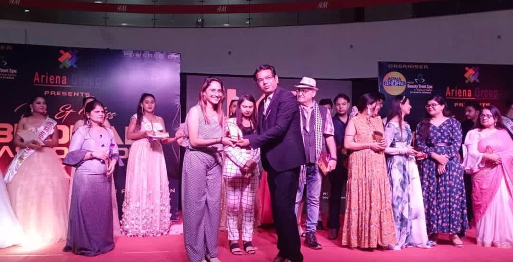Award ceremony at a Bhopal fashion event